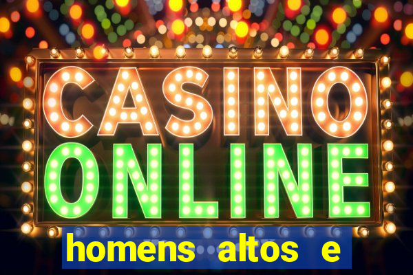 homens altos e magros pelados